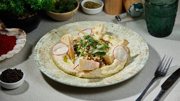 Humus cu salată tabbouleh și rodie